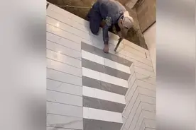 工地小哥把地砖贴出3D效果，网友：都不敢踩了视频封面