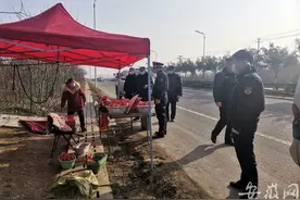 空港大道路边草莓摊点随处可见 合肥城管劝离并“支招”图片