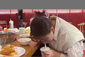 笑喷！95后父母带娃吃饭偷偷喝奶茶，网友：演出了007的感觉图片