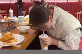 笑喷！95后父母带娃吃饭偷偷喝奶茶，网友：演出了007的感觉图片