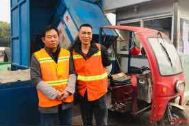 市民扔旧衣服误丢3万元 环卫工人翻近千斤垃圾找回，婉拒对方现金酬谢图片