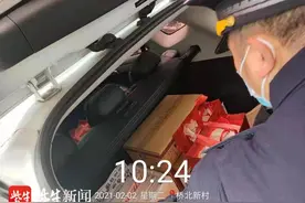 街巷一夜间贴满“烟酒回收”，执法部门查处小广告“移动窝点”图片