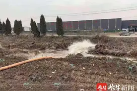 光天化日下，工地伸出30多米水管往河道排放泥浆水图片