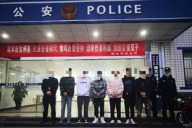 4人戴“隐形眼镜”透视扑克牌赌博被查 警方：远离赌博恶习图片