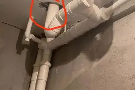 长沙一业主要装蹲便器，竟擅闯楼下新房，在卫生间顶上打了两个洞图片