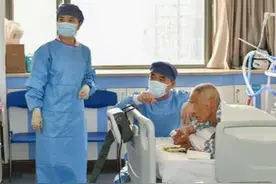 抱着氧气钢瓶就诊，吃口饭都喘不上气，六旬老人换上新肺重生图片