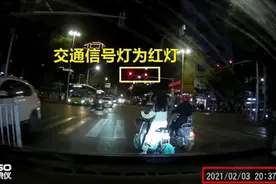 男子骑摩托车冲卡被踹倒？警方回应：开除涉事辅警图片