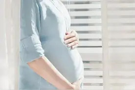 产后不到2个月又怀孕，女子以为月经没来不会怀孕，专家：这样不对图片