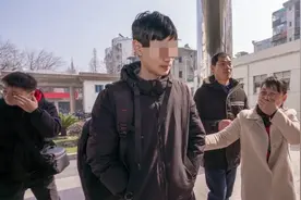 妈妈买了瓶水，5岁儿子突然失踪！17年后…图片