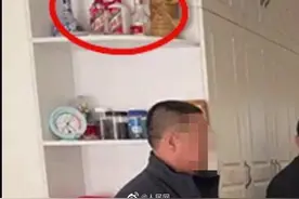 青岛困难户家中摆茅台？街道办回应：老人气得直哆嗦，哭着喊着要丢掉图片