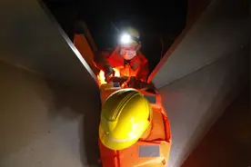 新春走基层丨跨海大桥上的90后“高空夜行人”图片