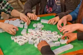 女子打麻将连输3万多气到报警 网友：警察也想找你图片