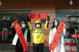 “别为难！你留下来，我给你发钱！”图片