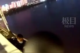 惊心瞬间！他奋不顾身飞越桥面高栏救人图片