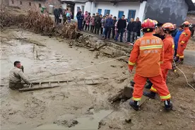 笑得很尴尬！男子早起抓鱼，没想到掉进鱼塘，邻居想帮忙结果他纹丝不动图片