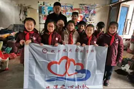 不能去看结对的小伙伴，杭州这群孩子想出了“将爱打包”图片