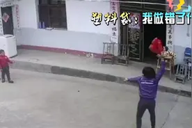 62秒｜妈妈挑起塑料袋耍剑看懵孩子 网友：这是哪一派的功夫？图片