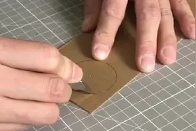 巧手老爸用废纸盒为女儿制作120多件玩具 家里变成“玩具王国”图片