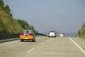 男子拿驾照没多久故意急刹别教练车，说要让学员长长记性图片