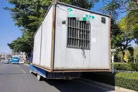 惊险！男子开自制“房车”来珠海！半路房子掉出一半图片