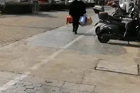 男子捡到手机原地等待，失主买4箱礼物感谢他，网友：好人遇到了好人图片