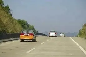 男子拿驾照没多久故意急刹别教练车，说要让学员长长记性图片