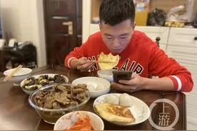 “我妈给我寄来了一桌年夜饭！”在渝“就地过年”的东北小伙收到了“家的味道”图片