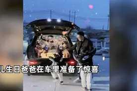 大女儿过生日爸爸准备惊喜，没想到妹妹先去拿花，下一秒单膝下跪表白姐姐图片