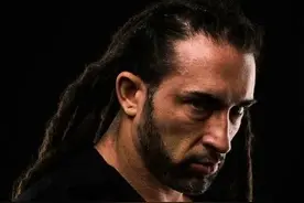 男摔跤手退役后变成女性，肌肉猛汉变金刚芭比，妻女也暖心支持图片