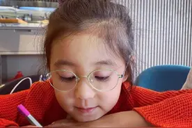 贾静雯女儿两眼视差600度！错过这个黄金期，孩子弱视，家长悔断肠图片