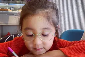 贾静雯女儿两眼视差600度！错过这个黄金期，孩子弱视，家长悔断肠图片