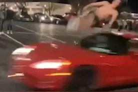 疯狂挑战！美国一18岁青年空翻跨越迎面而来的跑车图片