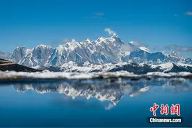 雅鲁藏布江畔雪山峡谷中的女“掌柜”图片