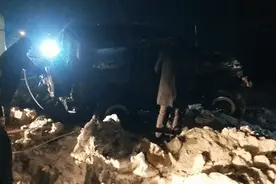 一辆越野车坠入松花江！救援人员冒着零下30℃低温打捞车辆图片
