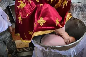 用力过猛？罗马尼亚牧师把婴儿泡水里致其死亡，民众呼吁改变仪式图片