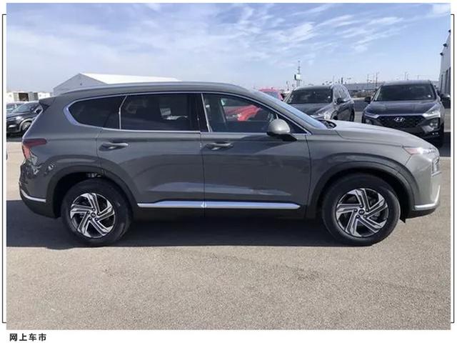 现代新款胜达实拍曝光！搭2.5T，配悬浮中控屏、全新分体式大灯