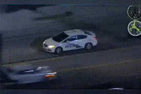 美国男子偷走警车一路狂奔，引发疯狂追捕，直升机跟拍画面曝光图片