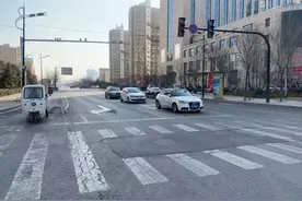 市民质疑这个路口为何直行左转合并车道？菏泽交警回应图片