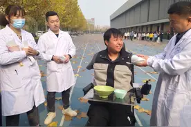 医学教授亲手打造，新乡“无臂主播”有了工具手和硅胶足图片