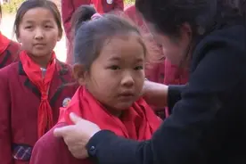 外来务工人员留衢过年，学校借体育用品和学习用具给其子女视频封面