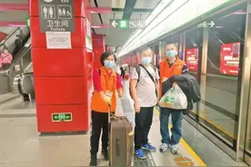 深圳地铁大年初一送惊喜图片