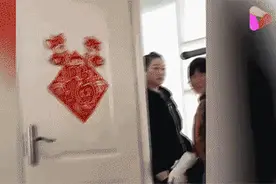 男子过年刚回家，被不间断安排相亲，家人房门前“恨铁不成钢”图片