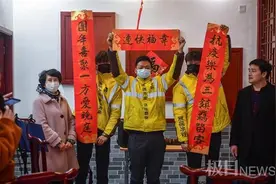 餐馆老板请外卖小哥吃年饭，让留汉过年的人也有家的感觉图片