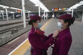 美！双胞胎列车长护航春运图片