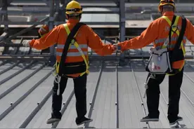 酷！穿行32米高空的00后女电力工图片