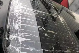 “高空坠物”砸损“违停车”，车损怎么赔？法院：厘定民事责任要看《民法典》图片