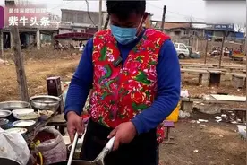 职场秀/山东“红袄小伙”卖炒菜走红，5元一份，月入4万图片