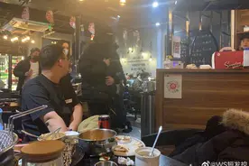 薛之谦现身赵英俊生前所开饭店 打扮低调低头不语图片