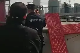 临泉一男子失恋欲跳楼 相持三小时后特警飞奔将其救下图片