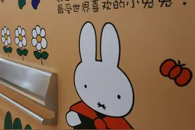 广美教授作品被指抄袭米菲兔，“鸭兔”将永久不再展出图片
